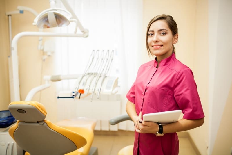 Como abrir CNPJ para dentista - Imagem de dentista feliz após abrir clínica odontológica