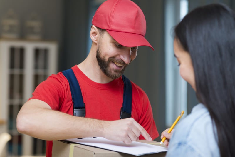 Como emitir notas fiscais - Imagem de homem entregando nota fiscal para cliente