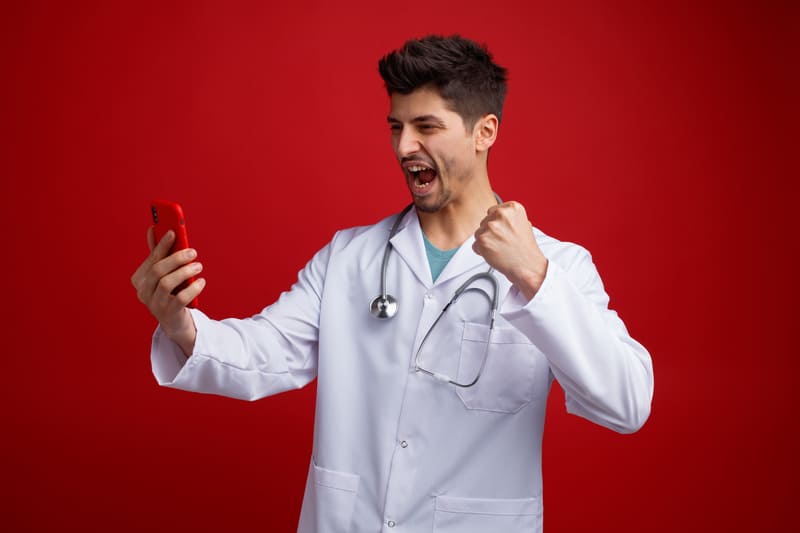 Simples Nacional para médicos - Imagem de médico comemorando a adesão ao regime do Simples