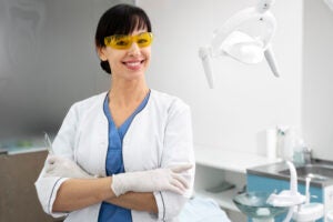 Simples Nacional para Dentistas - Imagem de dentista feliz por escolher o melhor regime tributário para clínica odontológica