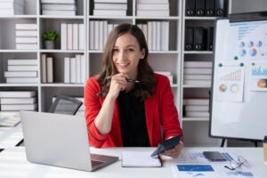 Planejamento financeiro - Imagem de uma contadora especializada em gestão financeira empresarial