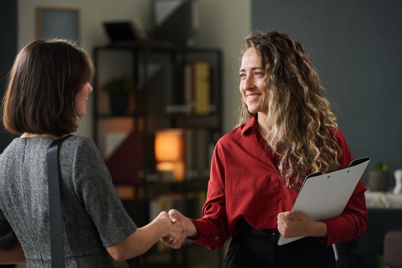 Abertura de empresa - Imagem de contadora e empresaria aperto de mãos após abrir empresa