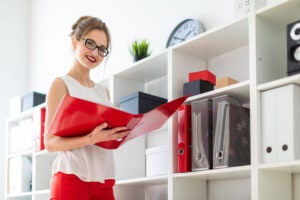 CNAE - Imagem de contadora fazendo a análise da Classificação Nacional de Atividades Econômicas da empresa