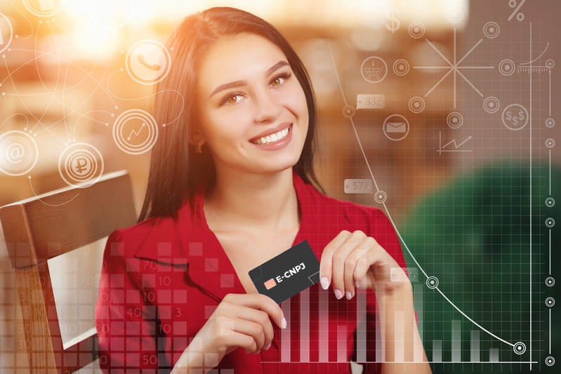 Certificado Digital - Imagem de contadora especialista com certificado digital em mãos