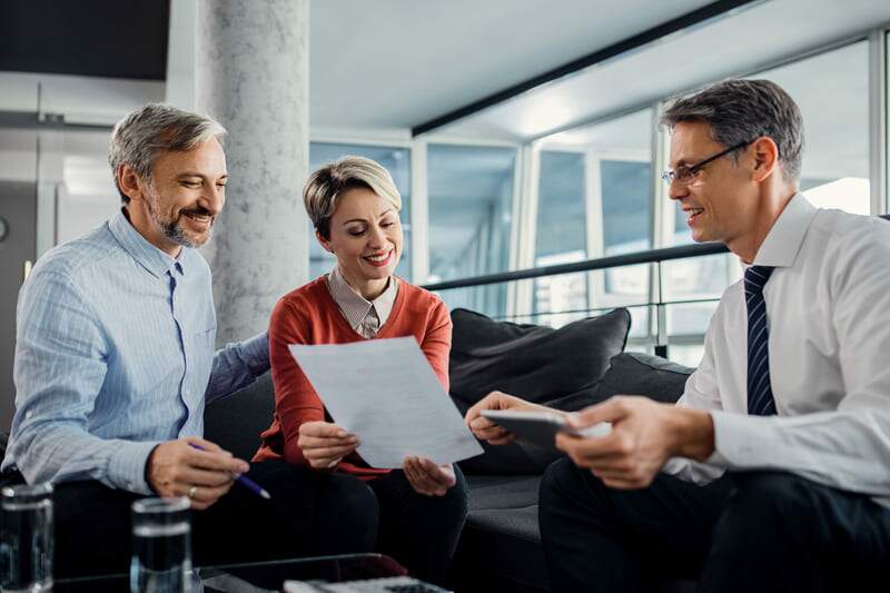 Como abrir CNPJ para advogados - Imagem de advogado com clientes em escritório de advocacia