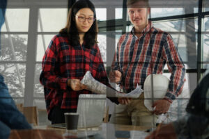 Como abrir CNPJ para arquitetos - Imagem de arquitetos em empresa de arquitetura