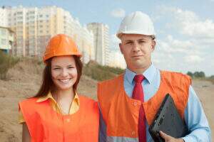Como abrir CNPJ para engenheiros - Imagem de engenheiros em empresa de enganharia no canteiro de obras