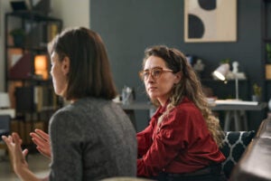 Como abrir CNPJ para psicólogos - Imagem de psicóloga com sua paciente em consultório de psicologia