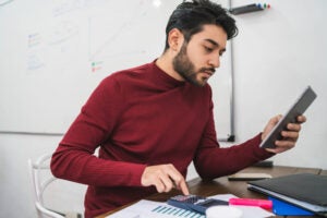Como trocar de contador - Imagem de profissional de contabilidade especializado