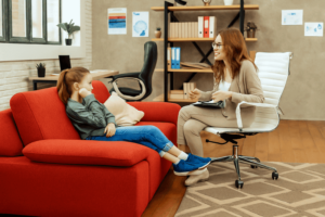 Contabilidade para Psicólogos - Imagem de psicóloga em atendimento com sua paciente