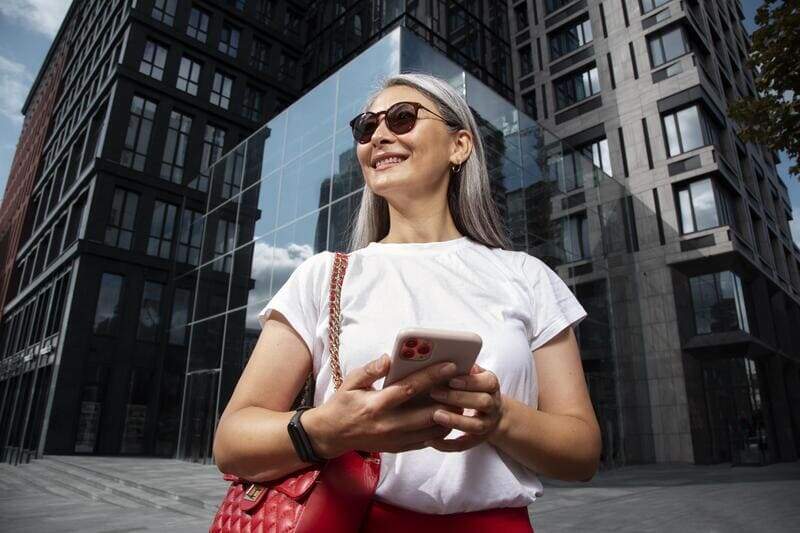 Contabilidade para corretores de imóveis - Imagem de corretora de imóveis feliz