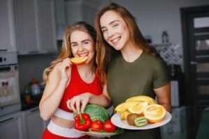 Contabilidade para nutricionistas - Imagem de nutricionista e sua cliente em consulta nutricional