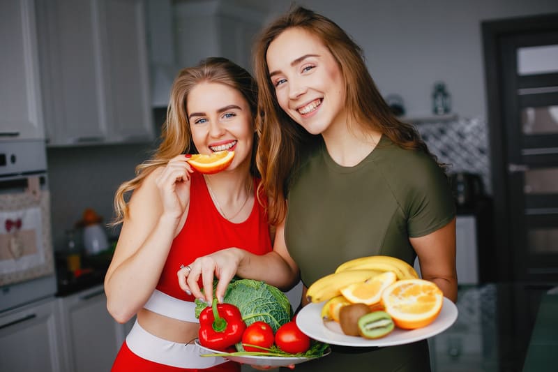 Contabilidade para nutricionistas - Imagem de nutricionista e sua cliente em consulta nutricional
