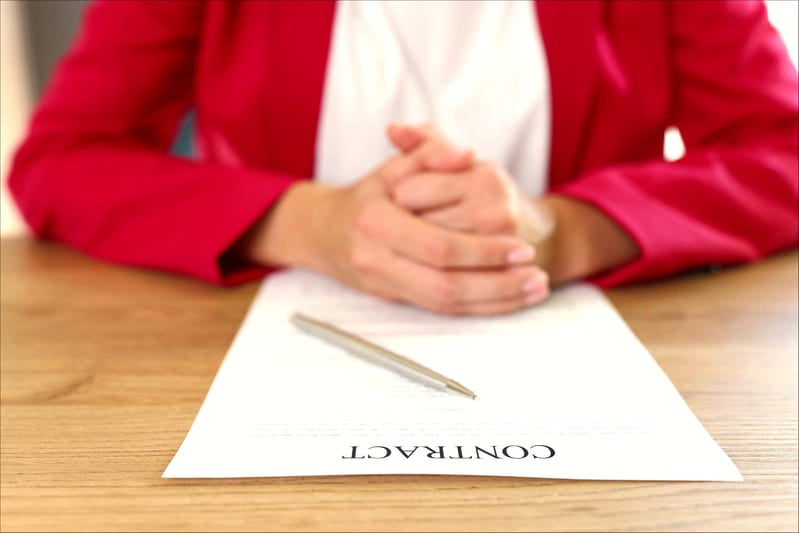 Contrato Social - Imagem de contador com o documento de constituição da empresa
