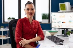 Escrituração Contábil - Imagem de contadora especializada em um escritório moderno