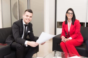 Objeto Social - Imagem de contador e empresária assinando contrato social
