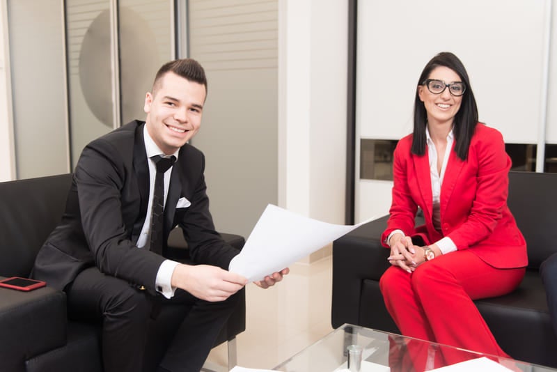 Objeto Social - Imagem de contador e empresária assinando contrato social