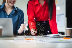 Planejamento tributario - Imagem de contadoras fazendo o estudo do tipo de tributação