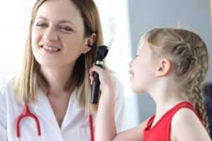 Como abrir CNPJ para fonoaudiólogos - Imagem de fonoaudiólogo e sua paciente em clínica de fonoaudiologia