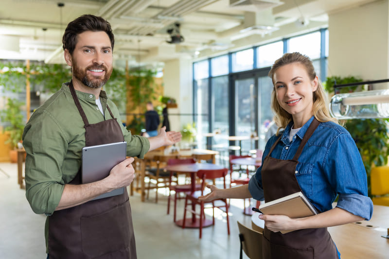 Como abrir CNPJ para restaurantes - Imagem de sócios de um restaurante após abrir empresa