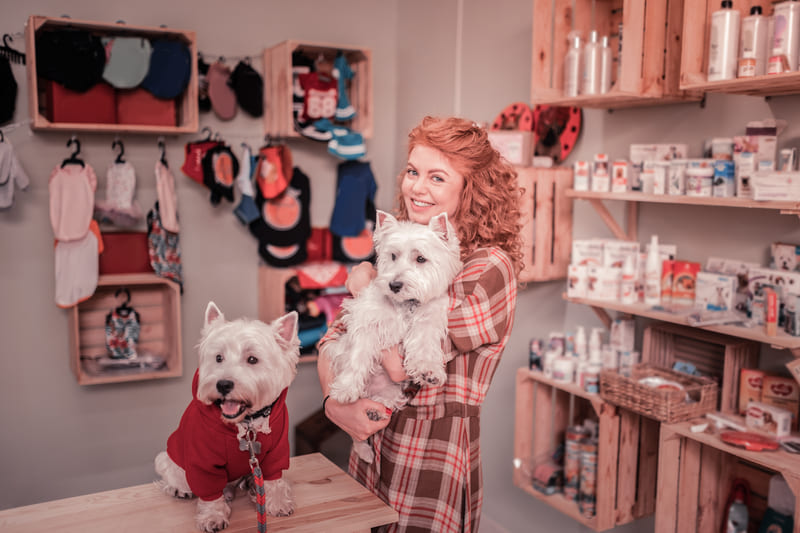 Como abrir um CNPJ para Pet Shop - Imagem de mulher com cães em banho e tosa