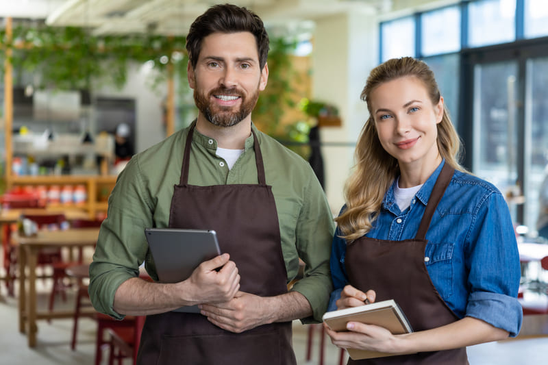 Como montar um restaurante - Imagem de sócios após montar um restaurante do zero