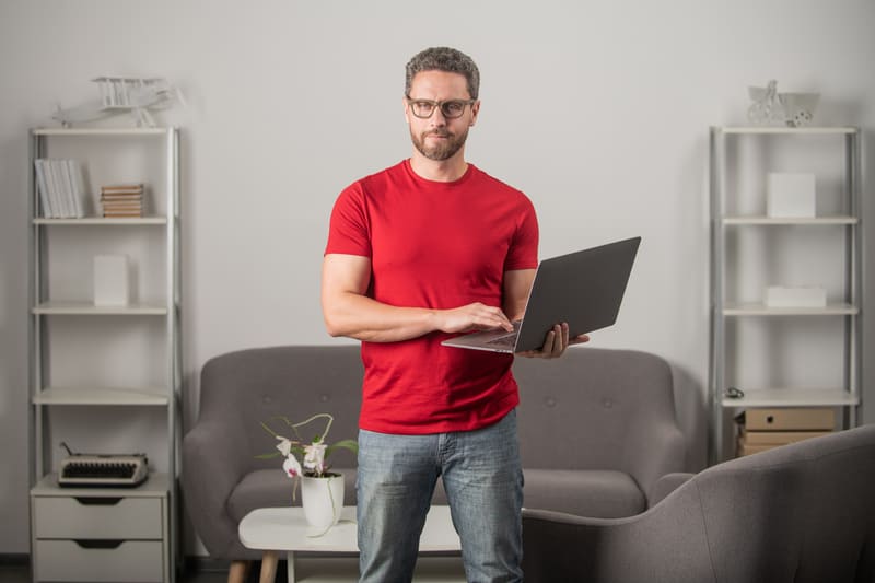Contabilidade para infoprodutores - Imagem de infoprodutor com um notebook na venda de cursos online e ebooks