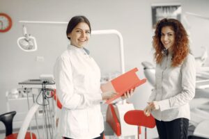 Dentista pode ser MEI - Imagem de dentistas em consultório odontológico