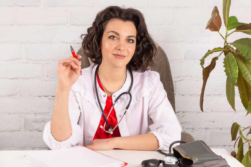 Médico pode ser MEI - Imagem de médica após abrir uma microempresa médica