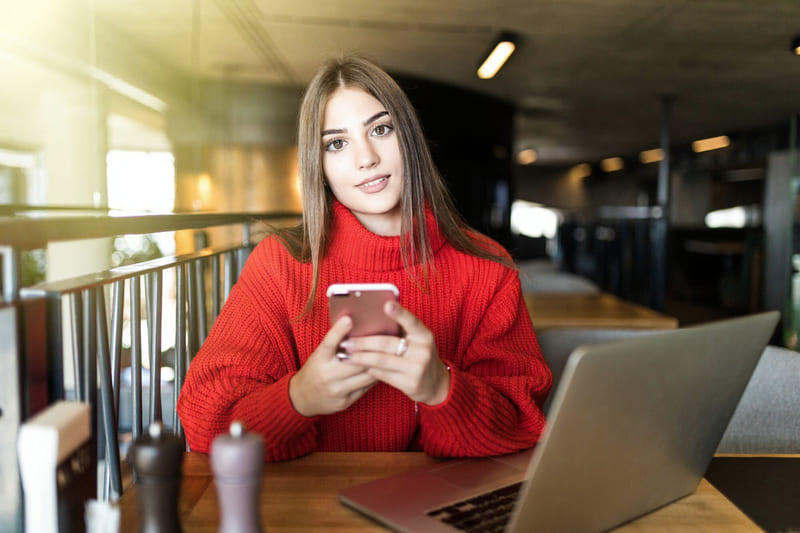 Afiliado pode ser MEI - Imagem de afiliada digital fazendo venda de infoproduto na Hotmart