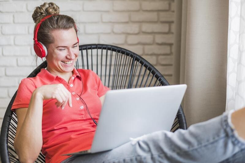 Como abrir CNPJ para afiliados - Imagem de afiliada digital feliz após abrir empresa