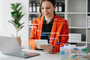 Controle financeiro empresarial - Imagem de empresária controlando entradas e saídas das finanças da sua empresa