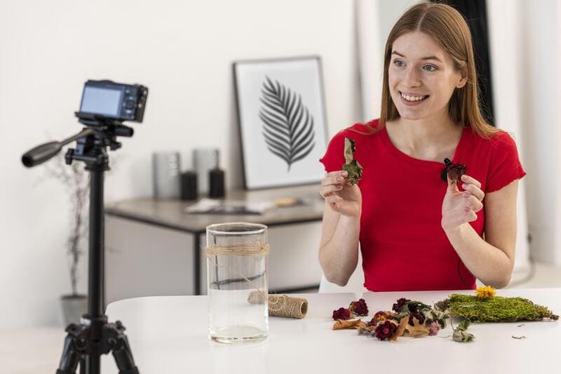 Como abrir CNPJ para youtuber - Imagem de youtuber gravando vídeo após abrir empresa para seu canal no Youtube