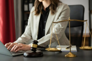 Simples Nacional para advogados - Imagem de advogada em seu escritório de advocacia