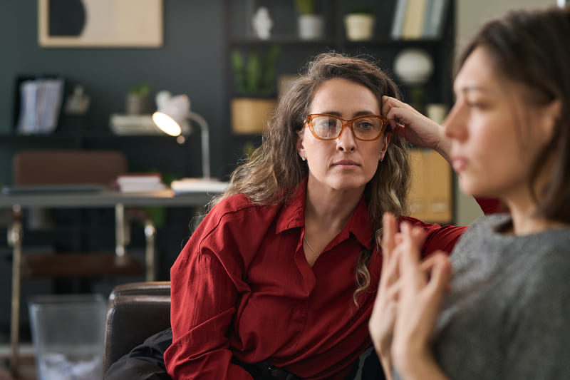 Simples Nacional para psicólogos - Imagem de psicóloga atendendo sua paciente em consultório de psicologia