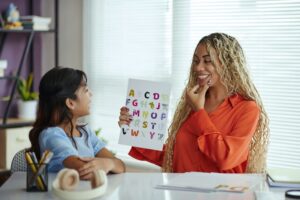 Tributação para fonoaudiólogos - Imagem de fonoaudióloga em seu consultório de fonoaudiologia