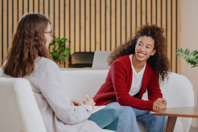 Tributação para psicólogos - Imagem de psicóloga atendendo sua paciente em consultório de psicologia