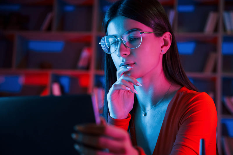 Simples Nacional para Gestor de tráfego - Imagem de gestora de tráfego pago com tablet