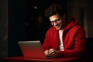 Simples Nacional para Social Media - Imagem de gestor de mídias sociais pago com notebook