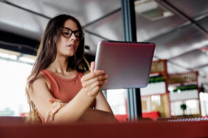 Tributação para gestor de tráfego - Imagem de gestora de tráfego pago com tablet