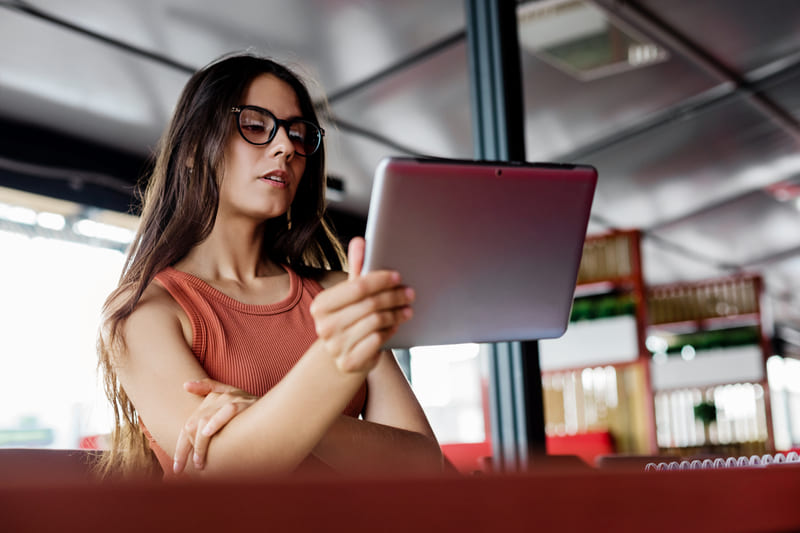 Tributação para gestor de tráfego - Imagem de gestora de tráfego pago com tablet