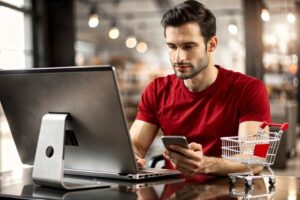 Simples Nacional para e-commerce - Imagem de empresário de comércio eletrônico nas vendas online pagando menos impostos na sua loja virtual