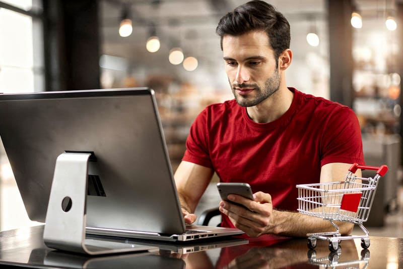 Simples Nacional para e-commerce - Imagem de empresário de comércio eletrônico nas vendas online pagando menos impostos na sua loja virtual